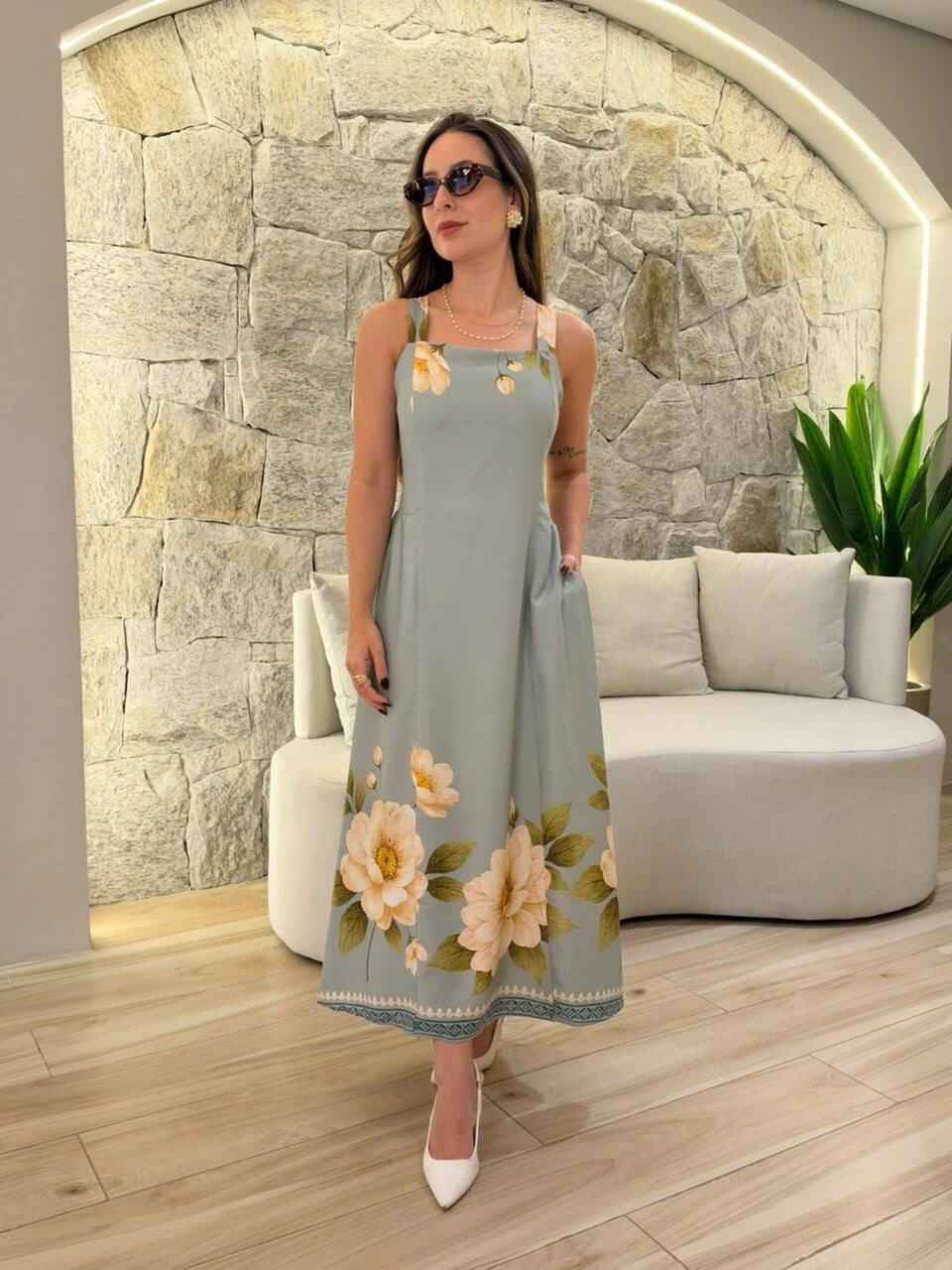 Modelo com o Vestido Zaya, midi verde-sálvia com estampa floral